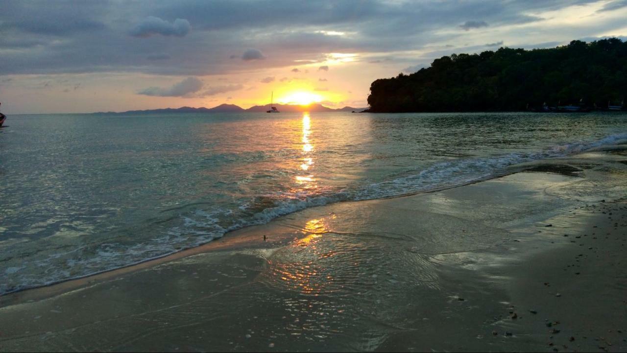 The Beach at Klong Muang Bagian luar foto