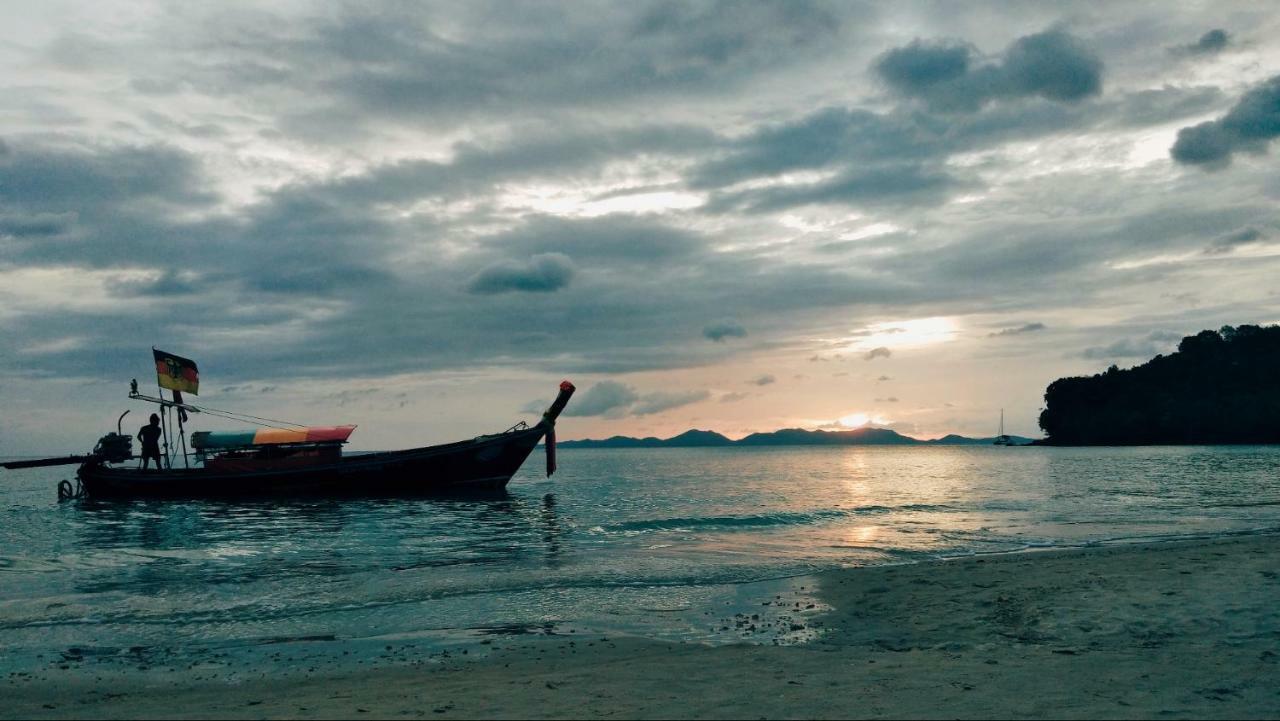 The Beach at Klong Muang Bagian luar foto