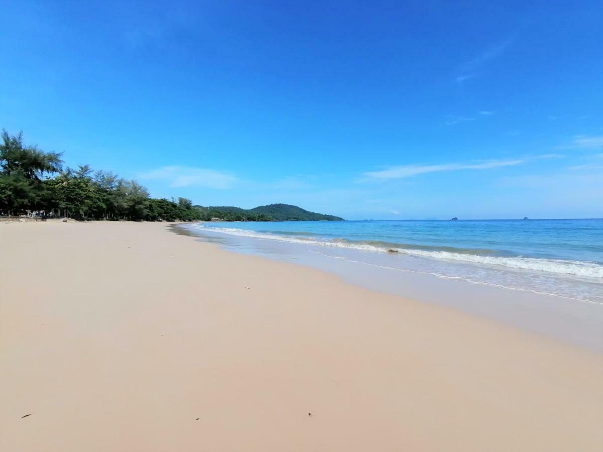 The Beach at Klong Muang Bagian luar foto